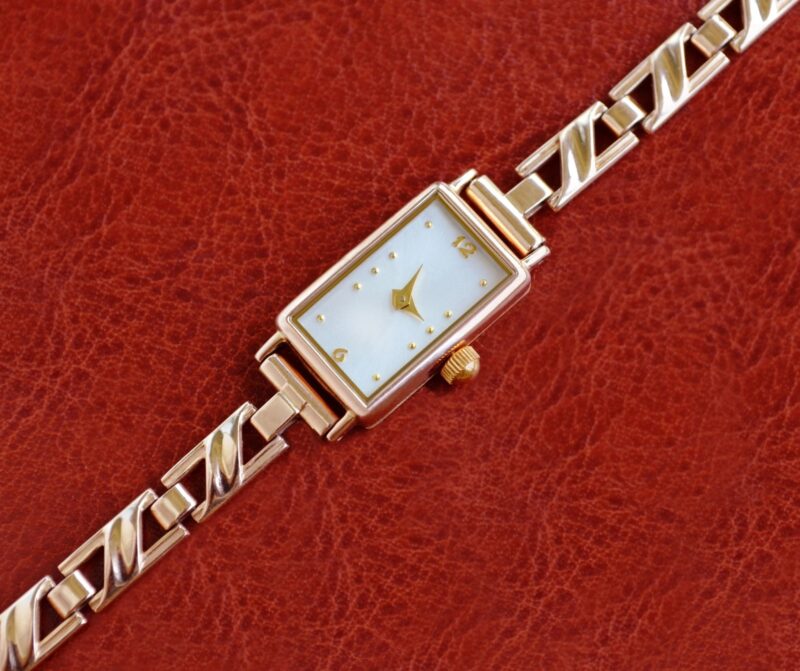 Złote eleganckie zegarki damskie